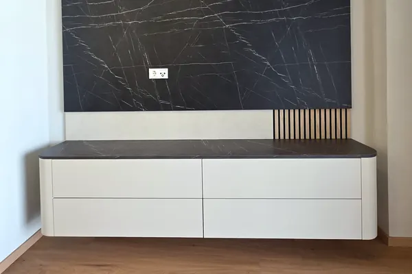 Helles Lowboard mit Wandpaneel in dunkler Steinoptik – Küche nach Maß, Kärnten