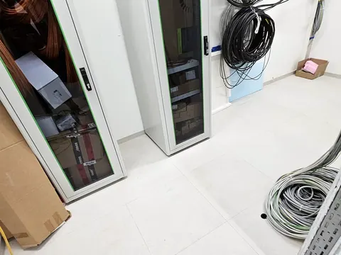 Neue Verkabelung im Technikraum