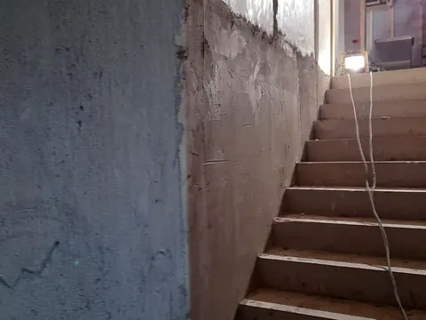 Gespachtelte Wand während der Arbeiten