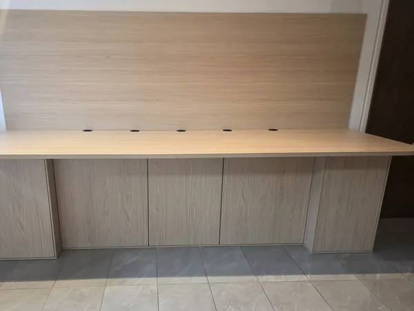 Homeoffice-Schreibtisch auf Maß mit Rückwand und Stauraum