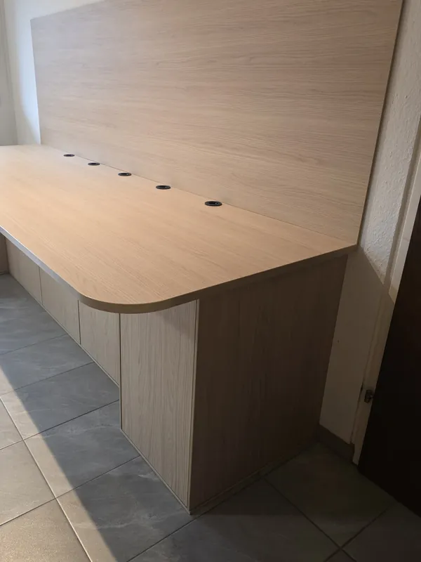 Homeoffice-Schreibtisch auf Maß mit gerundeter Ecke, Seitenansicht