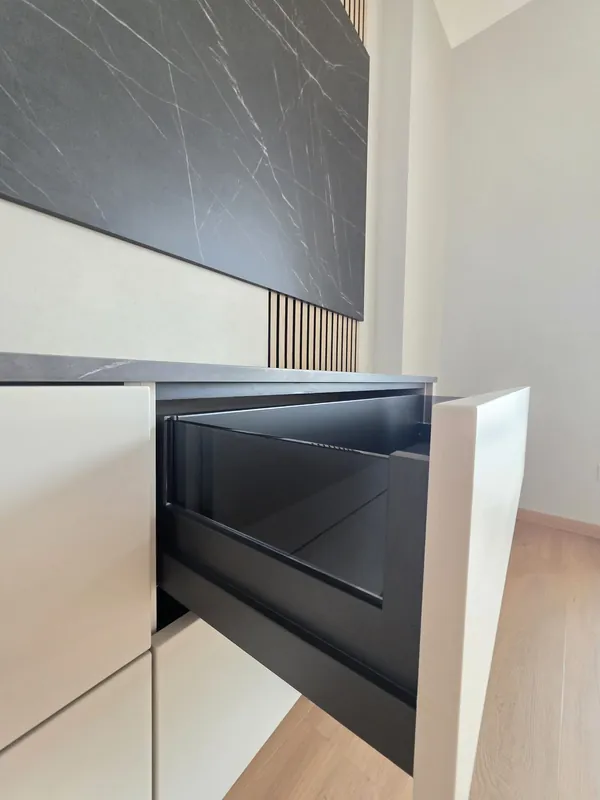 Geöffneter Vollauszug im grifflosen Sideboard