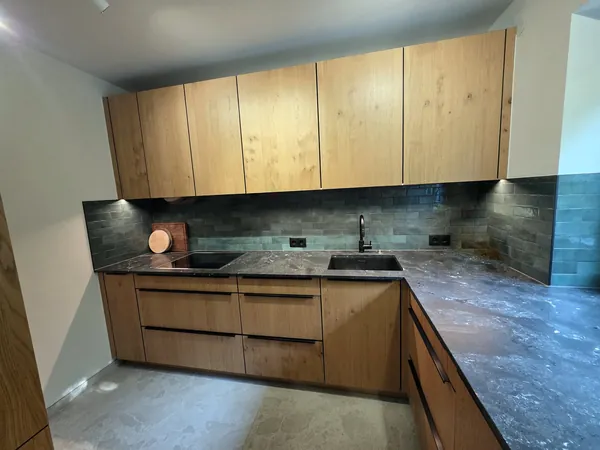 Eichenküche schräg von der Seite, mit Blick auf die Ecklösung – Küche nach Maß, umgesetzt von Moe’s Küchenstudio Villach